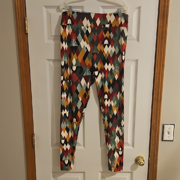 Lularoe tall and curvy christmas tree penguin leggings - Picture 1 of 3